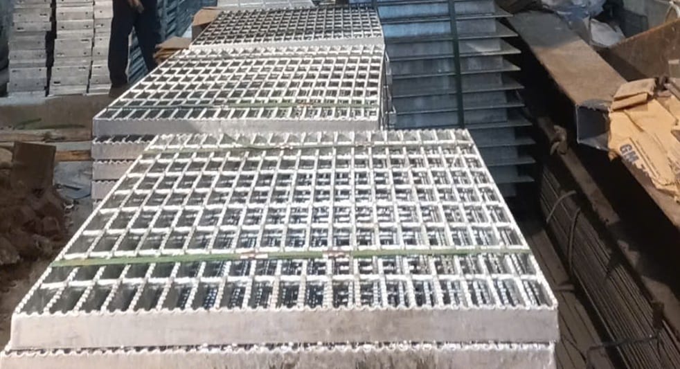 So Sánh Mạ Kẽm Nhúng Nóng & Điện Phân Cho Grating: Ưu Nhược Điểm