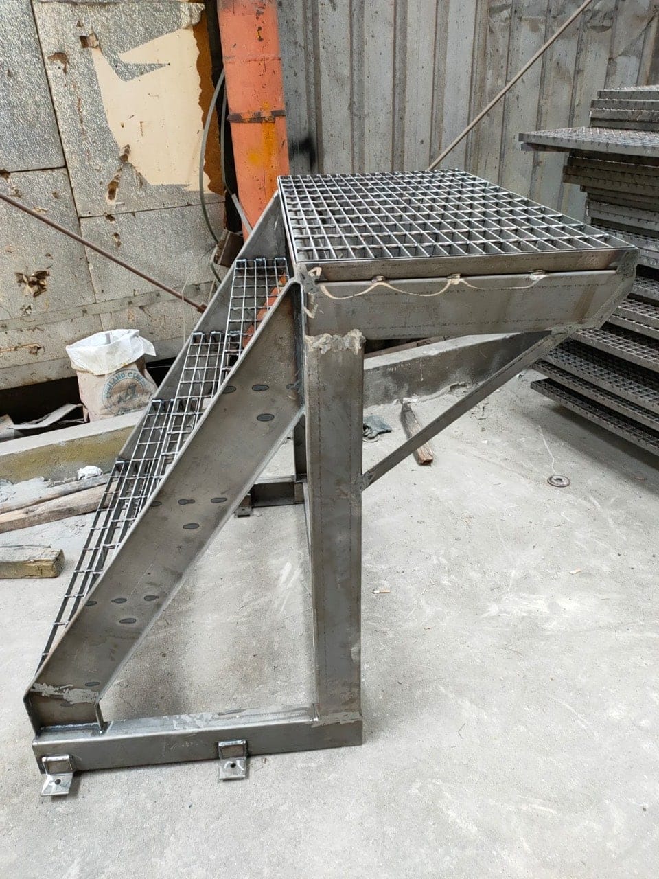 Bậc cầu thang grating cho cầu thang thoát hiểm PCCC trong nhà máy