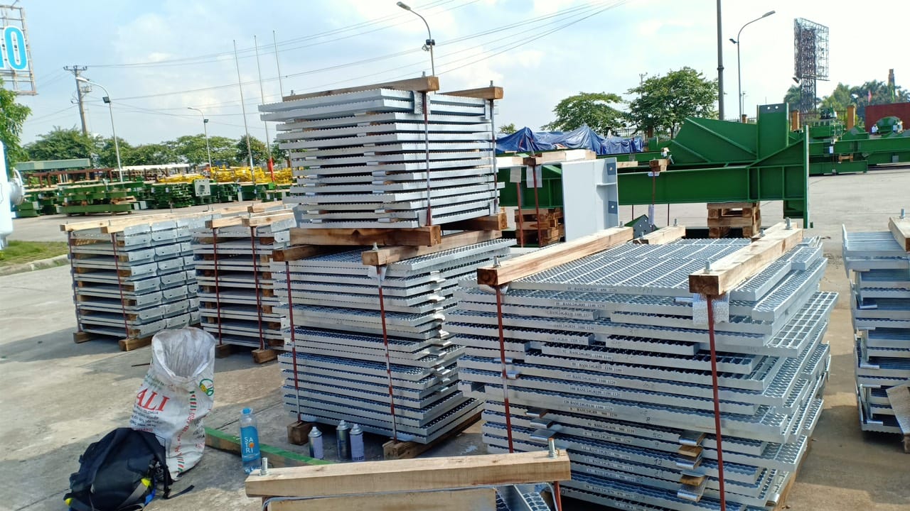 Lắp đặt cầu thang grating trong nhà máy lọc dầu, tính năng và ứng dụng